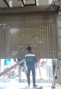 Lắp đặt cửa cuốn khe thoáng nhôm