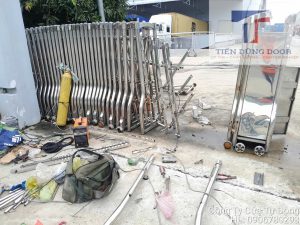 Dịch vụ sửa cửa cổng xếp công ty tận nơi. Phụ kiện và thiết bị thi công chuyên dụng với vật liệu inox