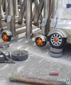 Thay bánh xe cửa cổng xếp loại chất lượng loại 1.