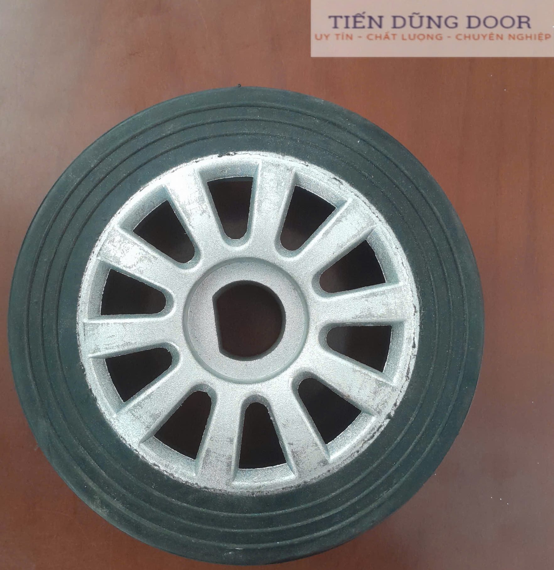 Bánh xe cửa cổng xếp loại 1.