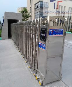 Lắp đặt cửa cổng xếp INOX 304. Mẫu cổng sử dụng bánh xe sắt chạy ray V tại KCN VSIP 2 . Phù hợp những bộ cổng có kích thước rộng.