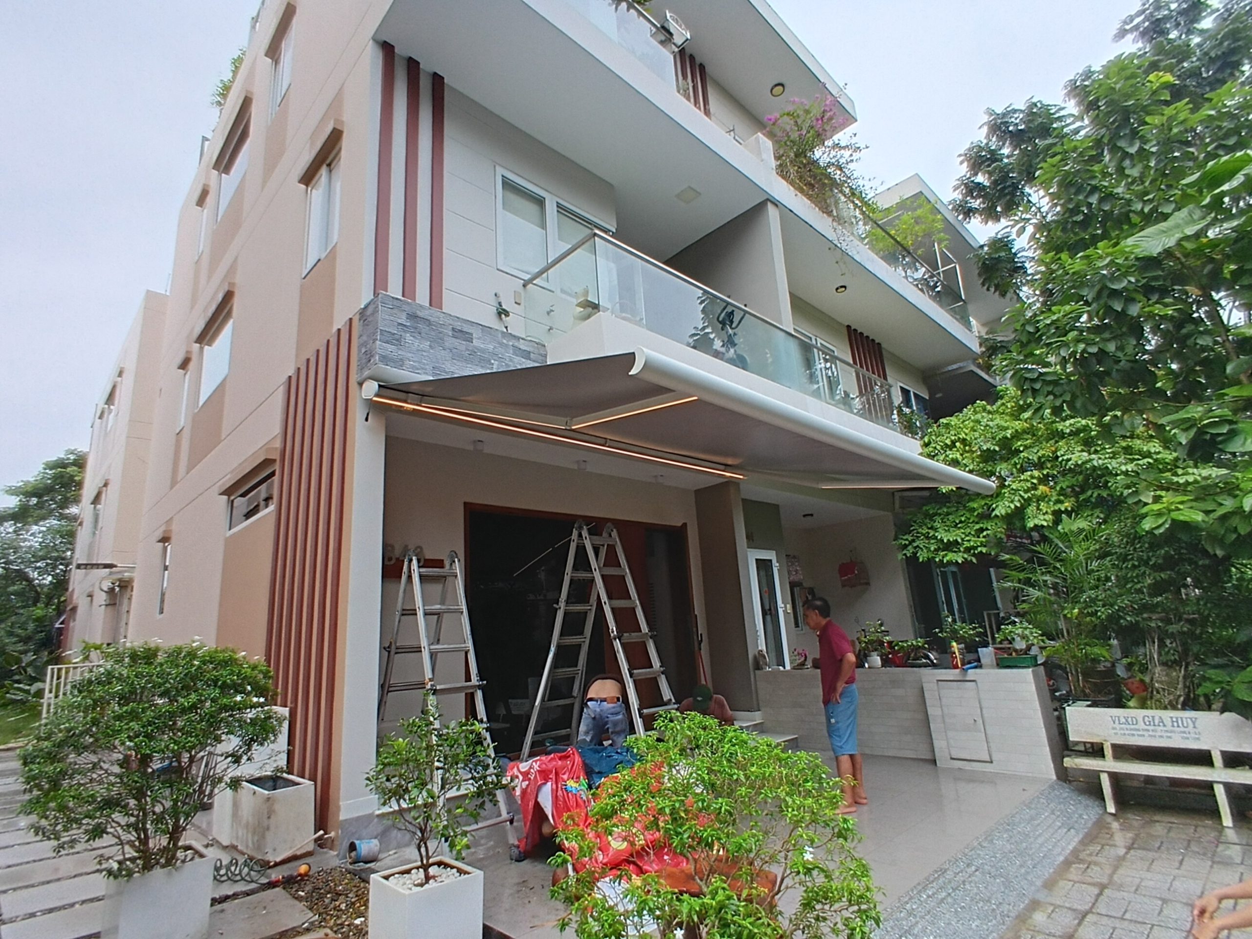 Lắp đặt mái hiên tự động. Lắp đặt mái hiên tự động.